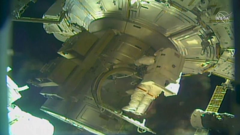 Astronauti Hošide a Pesquet chystali u ISS instalaci dalších solárních panelů